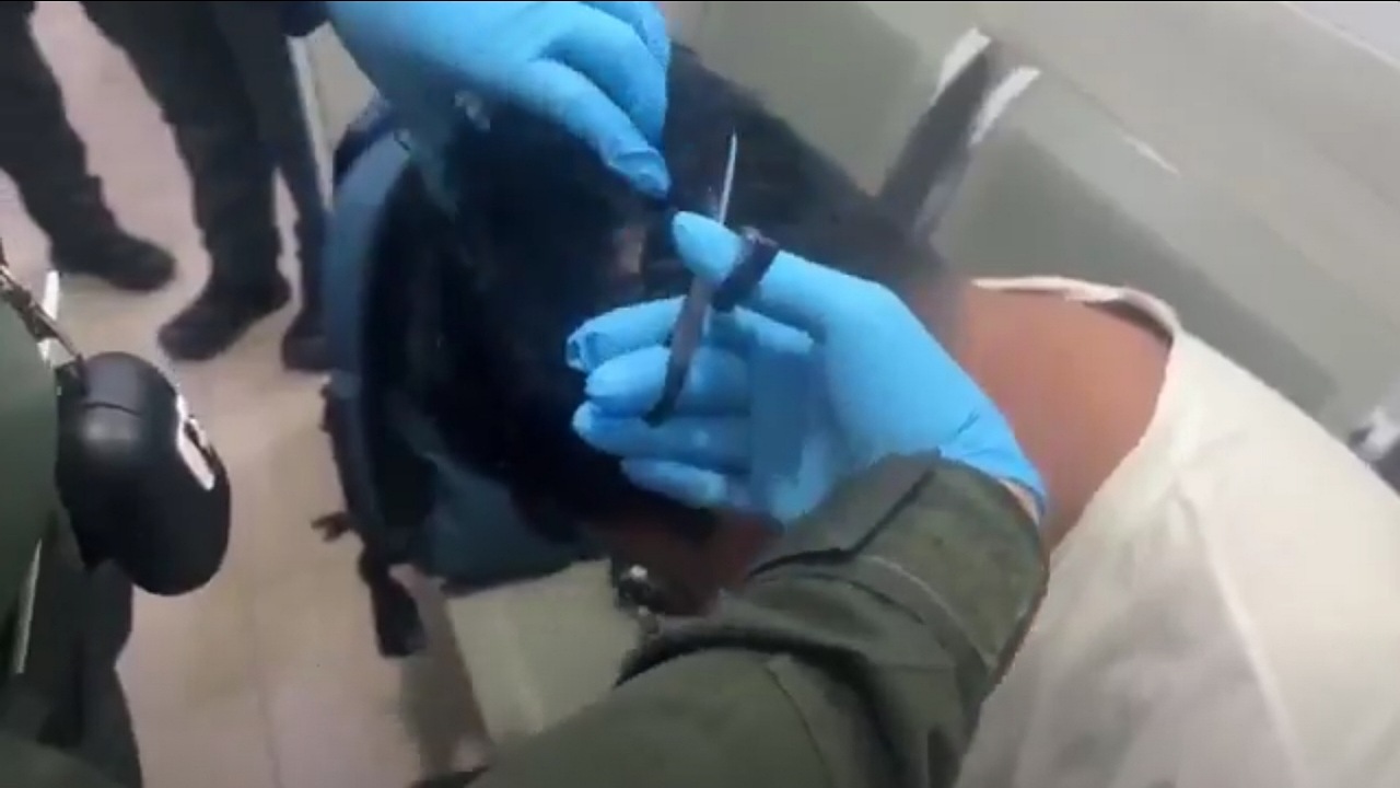 القبض على مهرب خبأ المخدرات في باروكة شعره ..فيديو