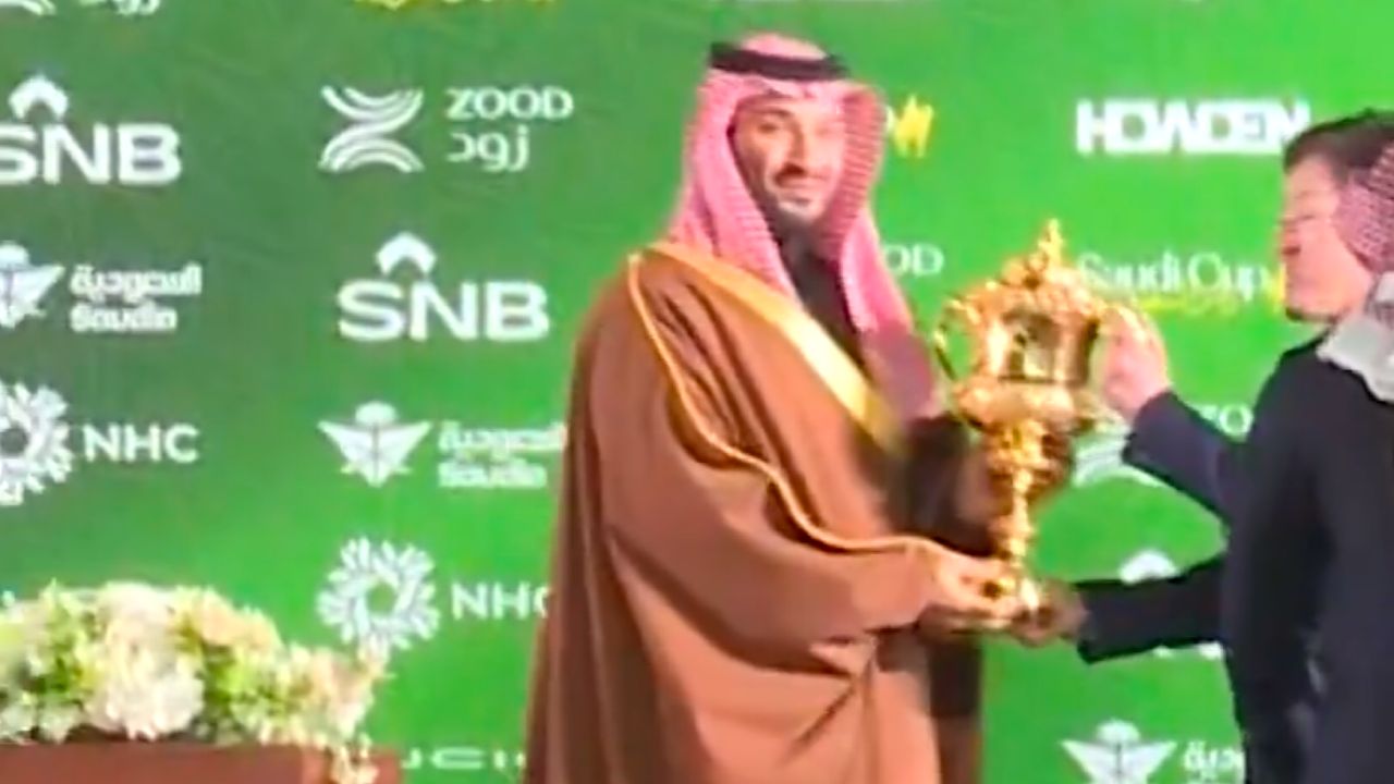 صانعة قلادة كأس السعودية: فخورة بوقوف ولي العهد بجانب قلادتي ..فيديو