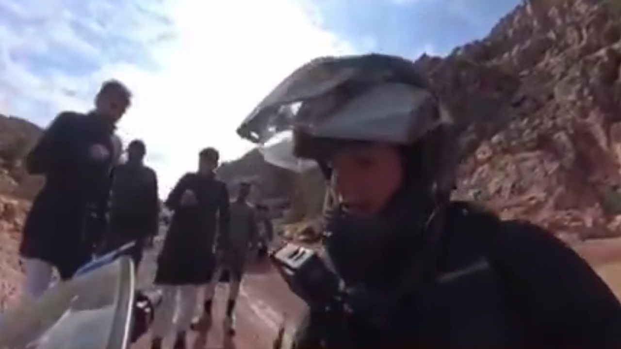 هولندية توثق كرم السعوديين ومساعدتها بعد تعطل دراجتها النارية ..فيديو