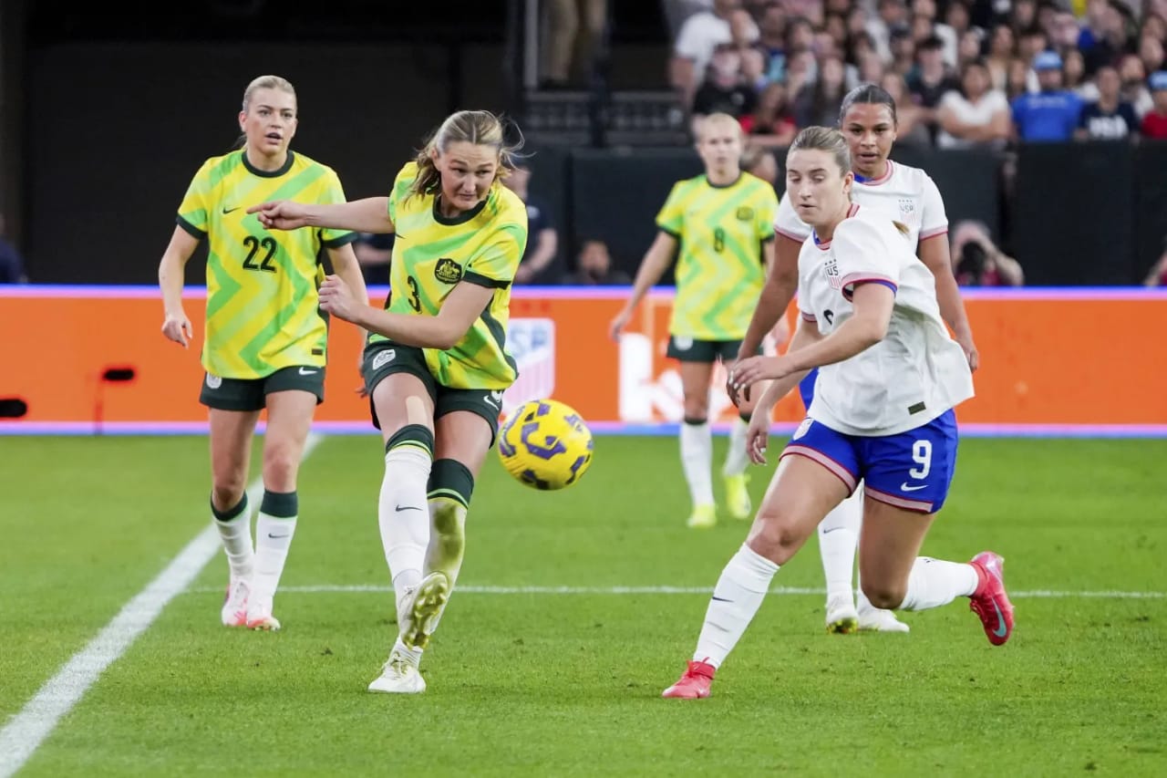 مذيع يسخر من لاعبات أستراليا وردود غاضبة تطيح ببرنامجه