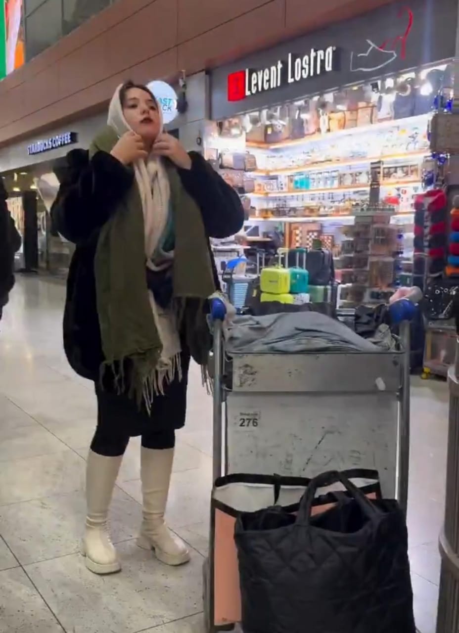 مسافرة تواجه الوزن الزائد بطريقة طريفة داخل المطار .. فيديو
