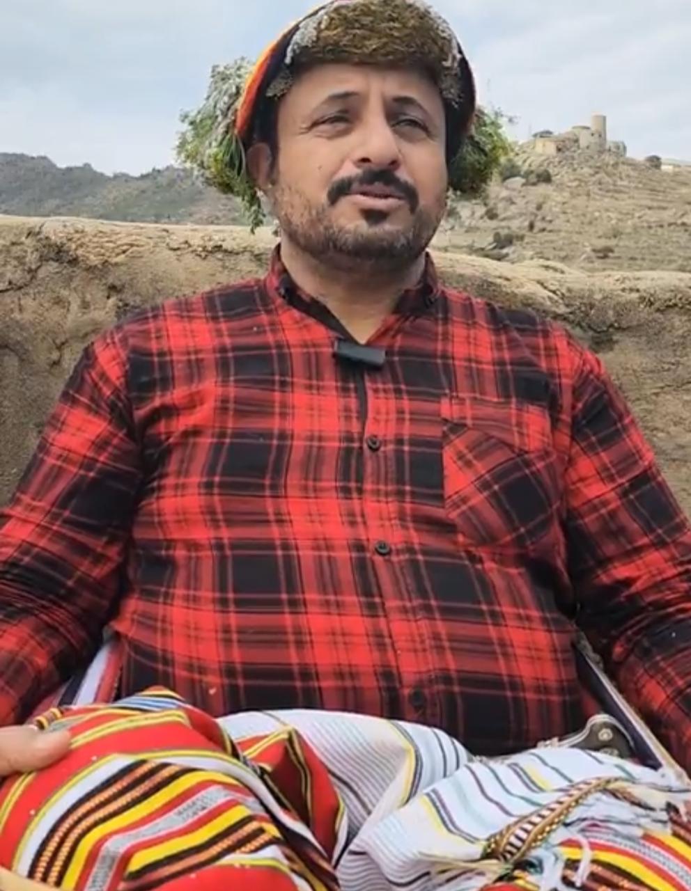 مواطن يوضح كيفية الجلوس بطريقة الاحتباء التراثية في جازان .. فيديو