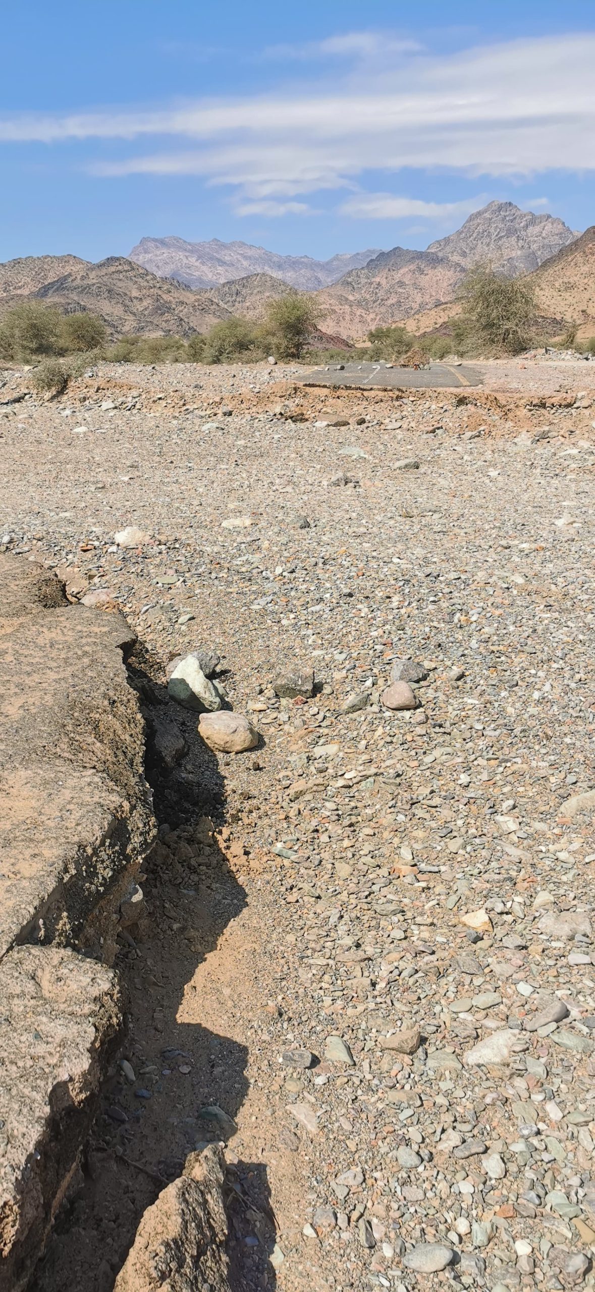 طريق المنشار بمحافظة وادي الفرع خطر يهدد عابريه ومناشدات بإنهاء المعاناة.. صور