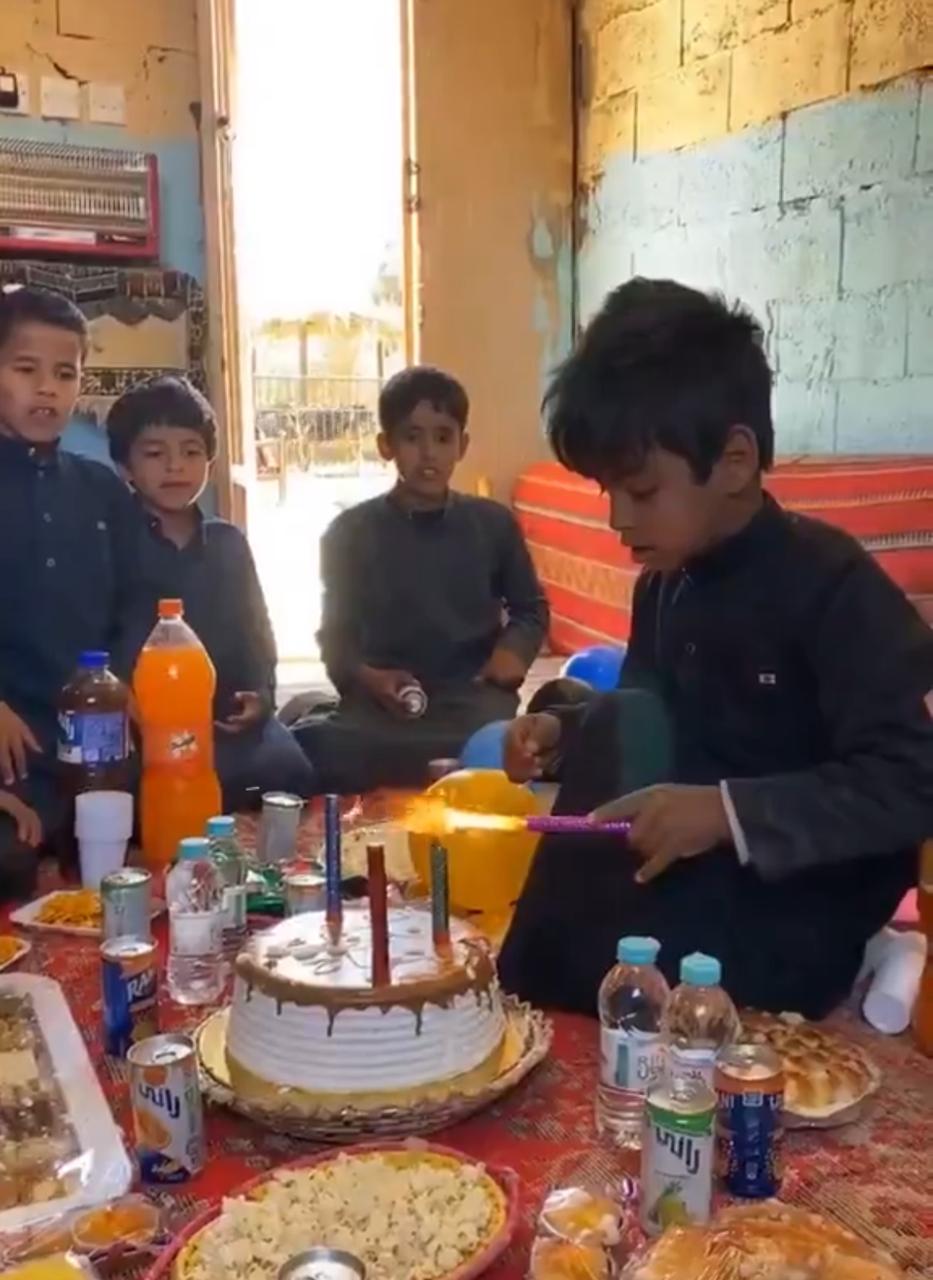 أب يقيم حفلة بسيطة بمناسبة نجاح أبنائه وسط فرحة وسعادة عارمة .. فيديو