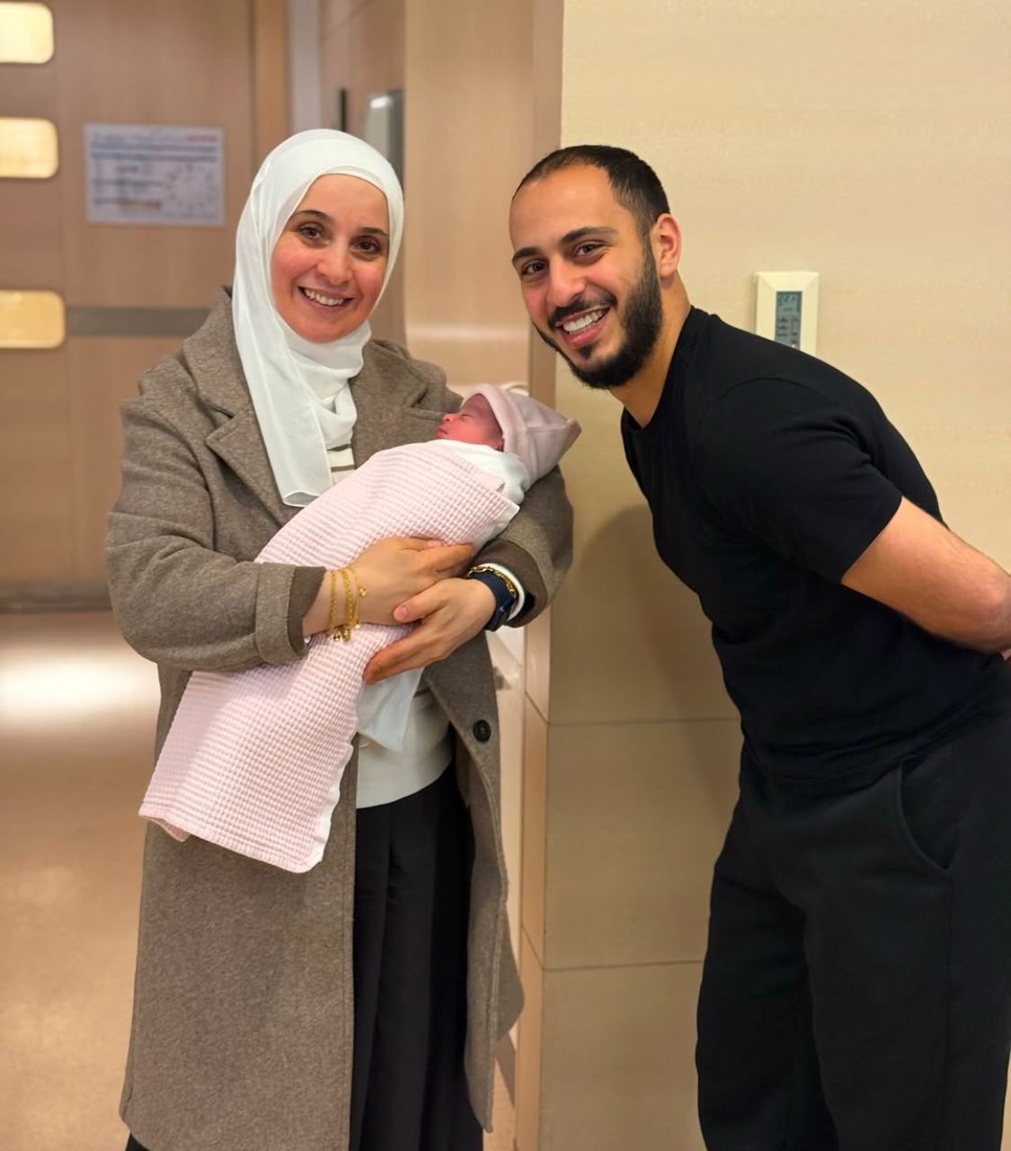 نجم طيور الجنة يرزق بمولودته الأولى راية .. صور