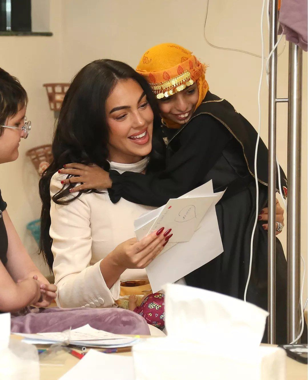 جورجينا تفاجئ أطفال مرضى السرطان في مستشفى الملك فيصل التخصصي.. صور