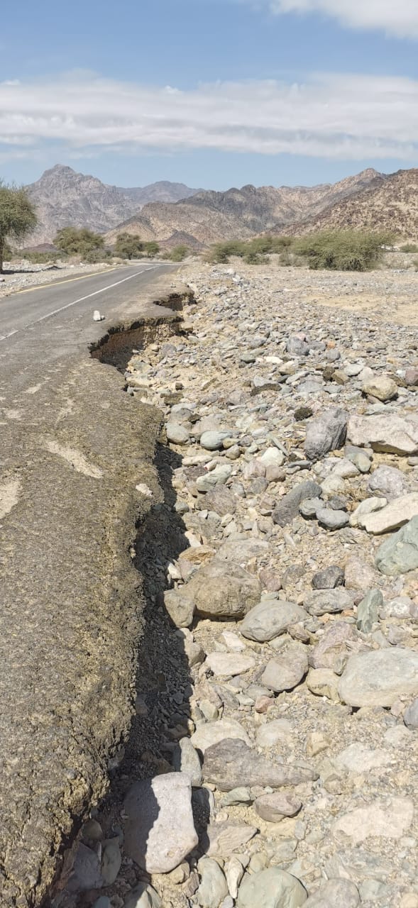 طريق المنشار بمحافظة وادي الفرع خطر يهدد عابريه ومناشدات بإنهاء المعاناة.. صور