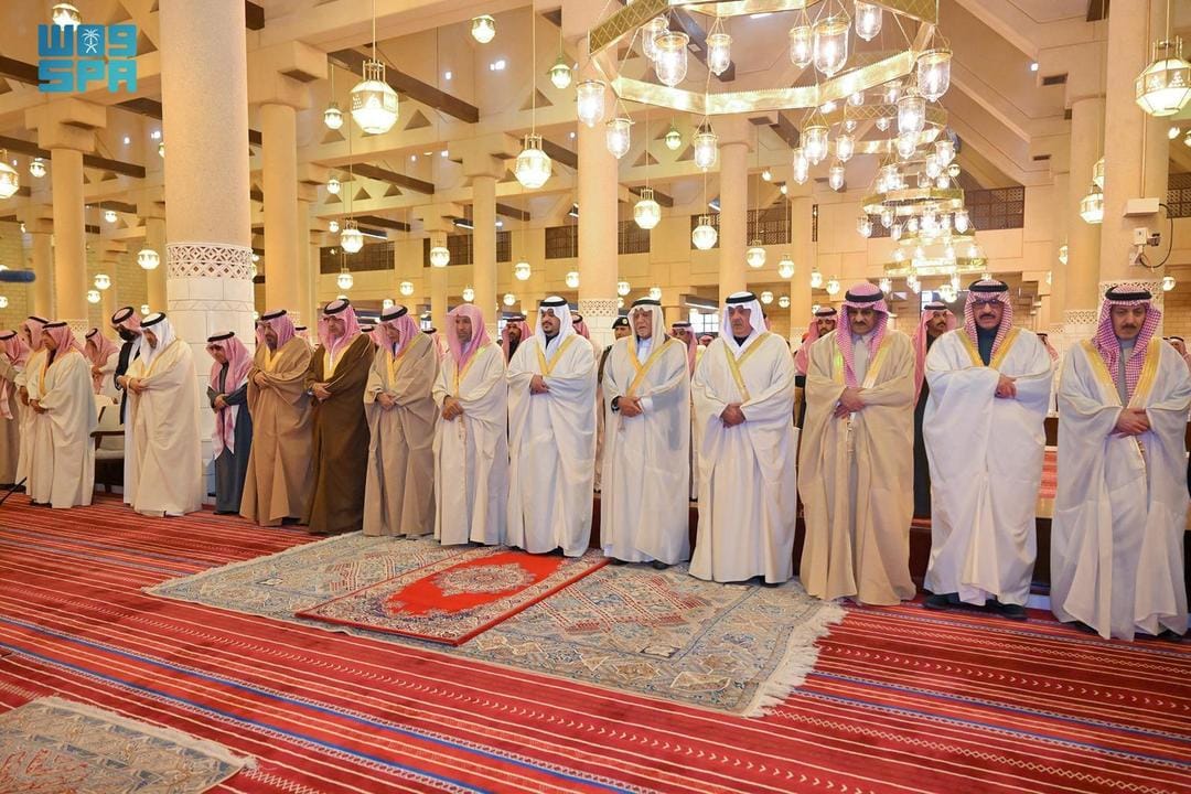 نائب أمير الرياض يؤدي صلاة الميت على الأميرة العنود بنت محمد بن عبدالعزيز.. صور