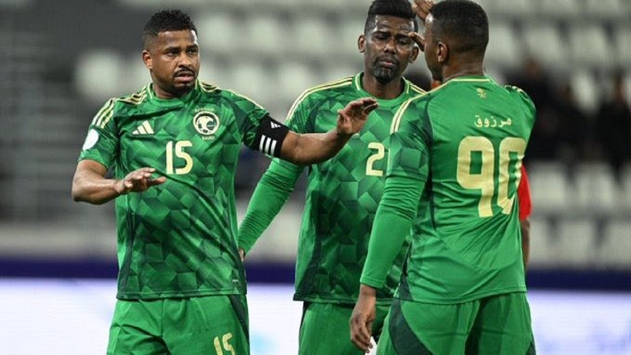 لحظة طرد حمد المنتشري في مباراة الأخضر واليمن .. فيديو