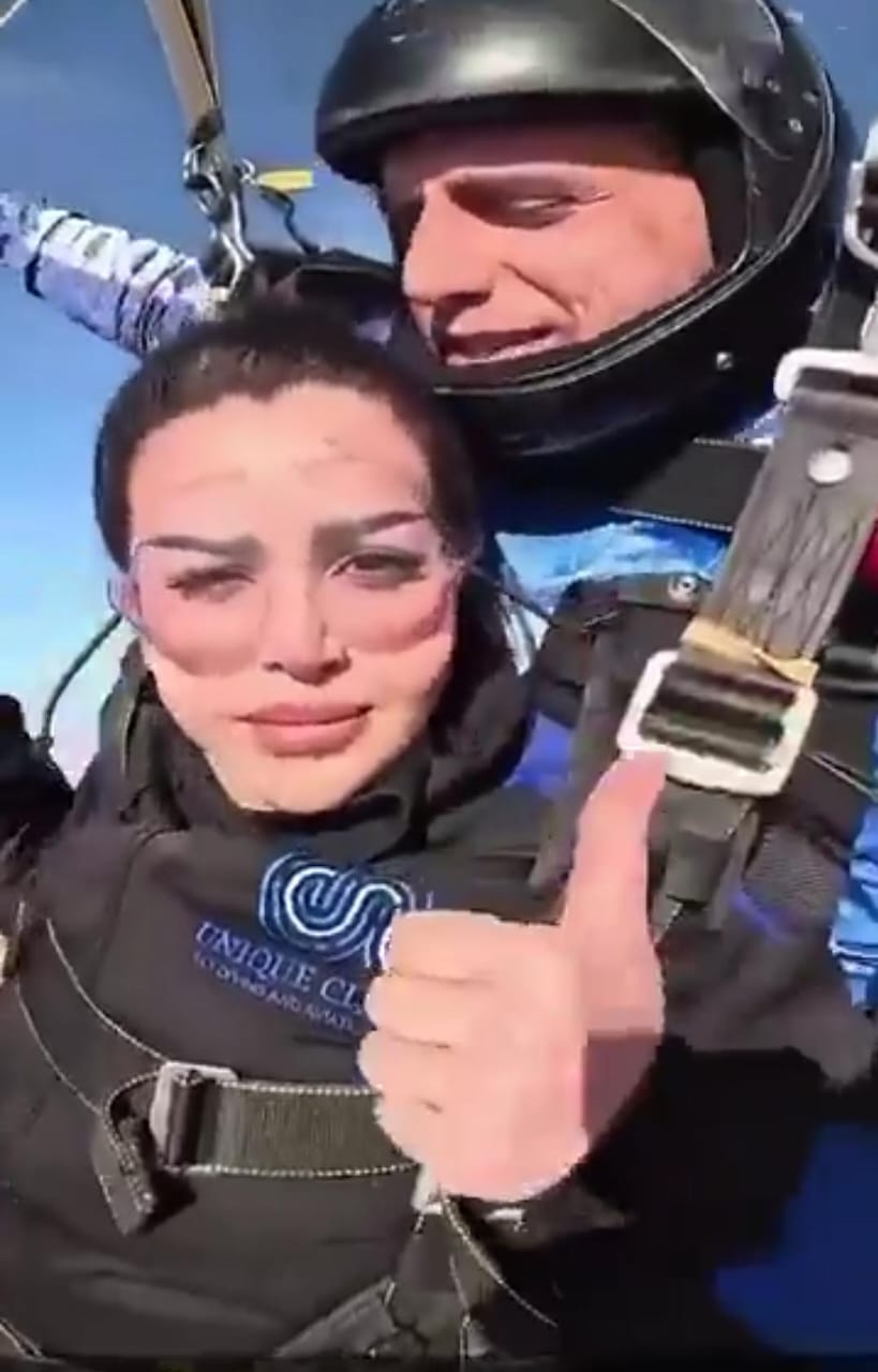 رهف القحطاني ترد على انتقادات ركوب رجل خلفها على مظلة.. فيديو