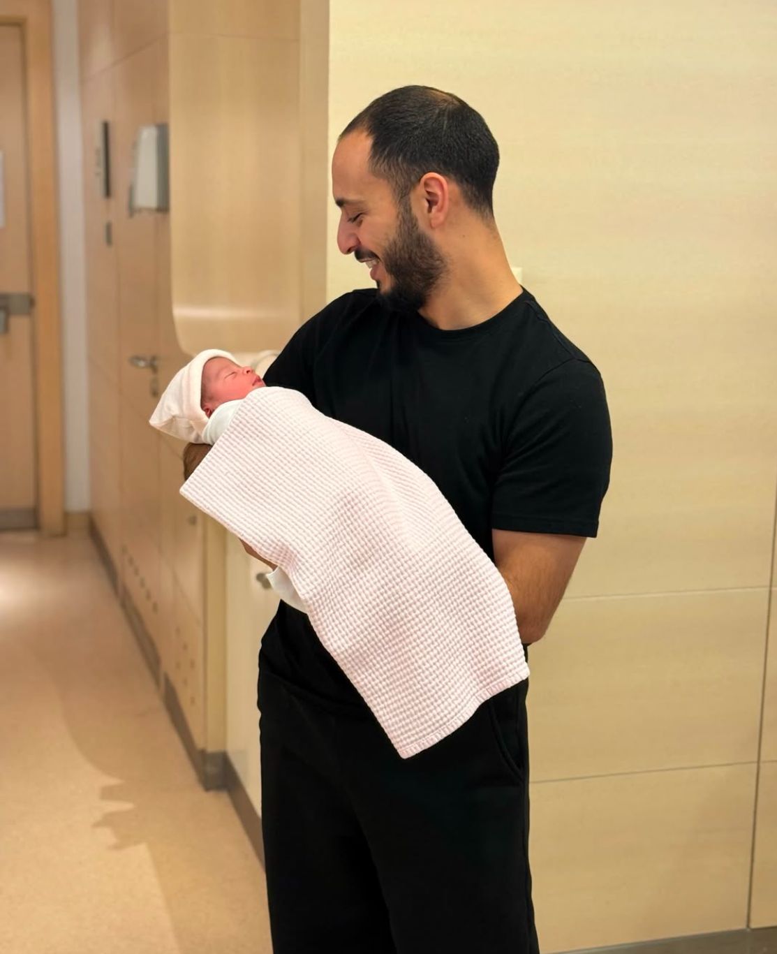 نجم طيور الجنة يرزق بمولودته الأولى راية .. صور