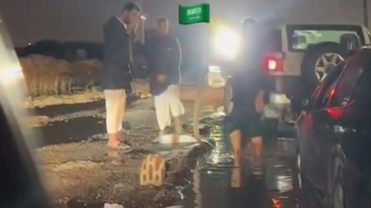 فزعة شبان لفتاة علقت سيارتها وسط الأمطار بالرياض.. فيديو