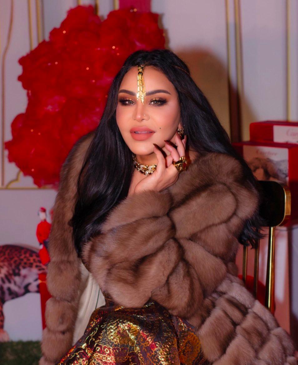 أحلام ترتدي عقد بقيمة 290 ألف ريال فوق رأسها .. صورة