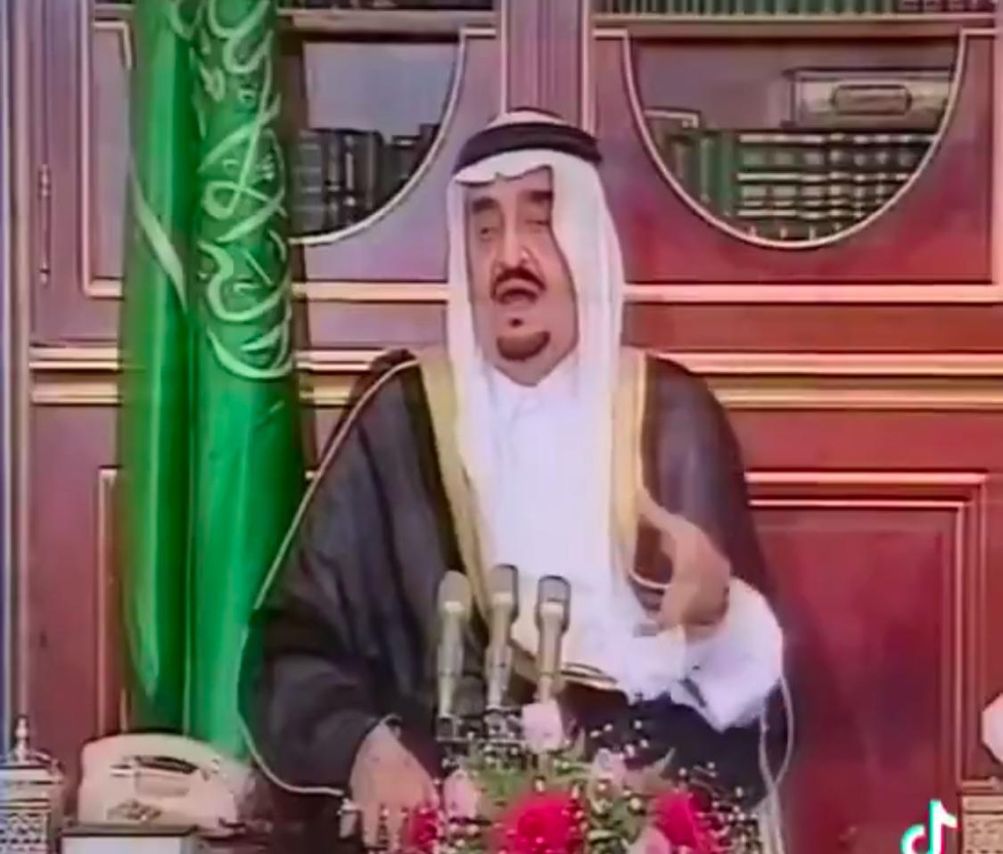 مقطع تاريخي لـ استقبال الملك فهد للوفد الشعبي الكويتي قبل 34 عاما .. فيديو