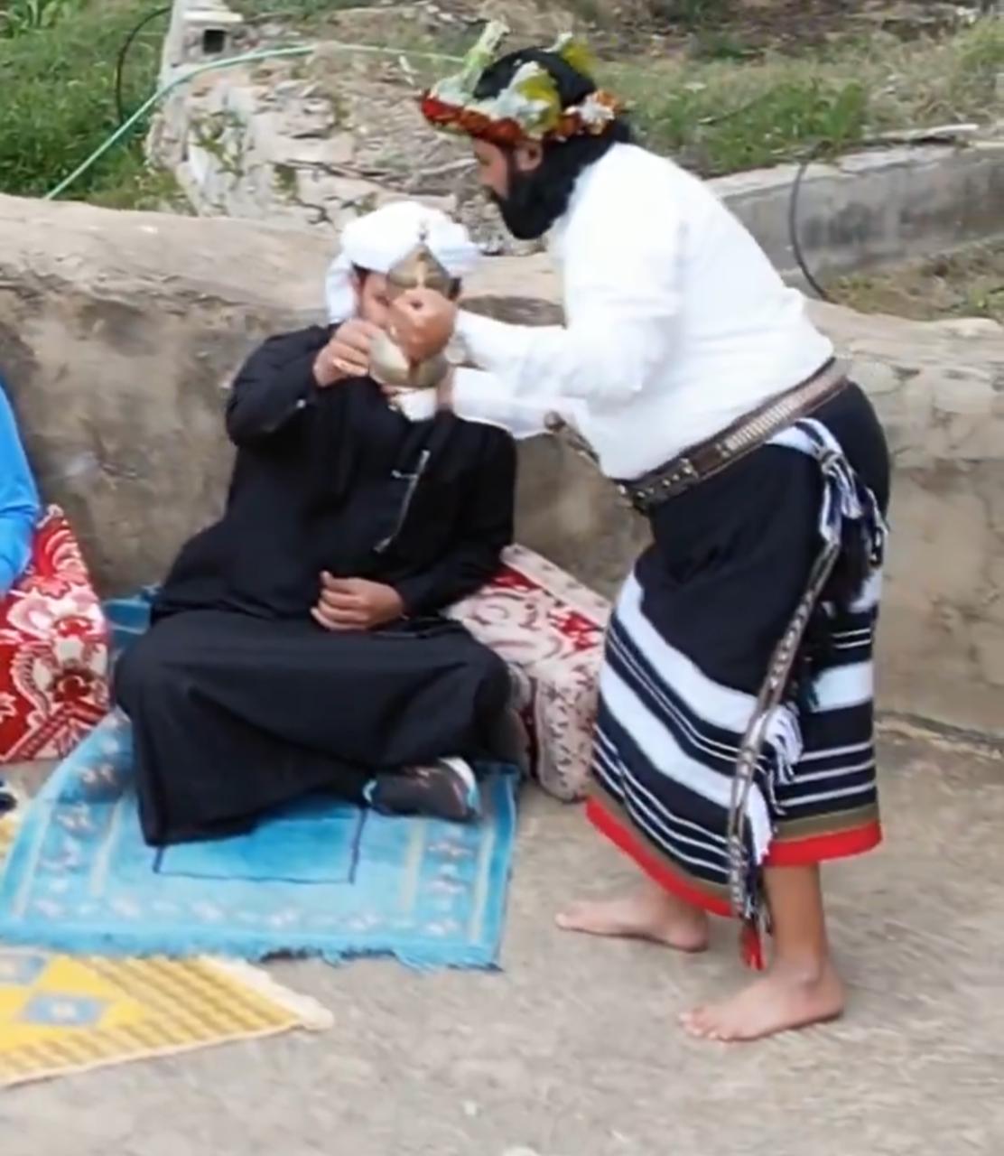 مواطن يوضح كيفية الجلوس بطريقة الاحتباء التراثية في جازان .. فيديو