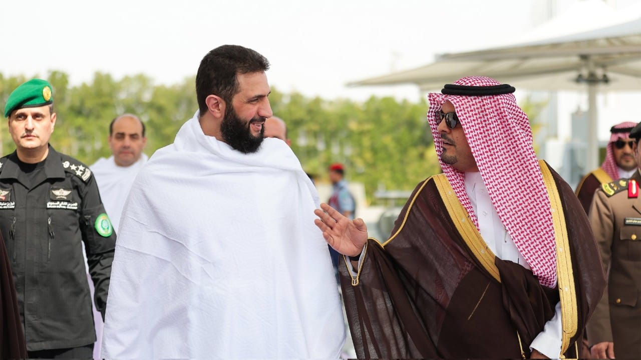 أحمد الشرع يصل جدة متوجهًا إلى مكة المكرمة لأداء العمرة.. فيديو وصور