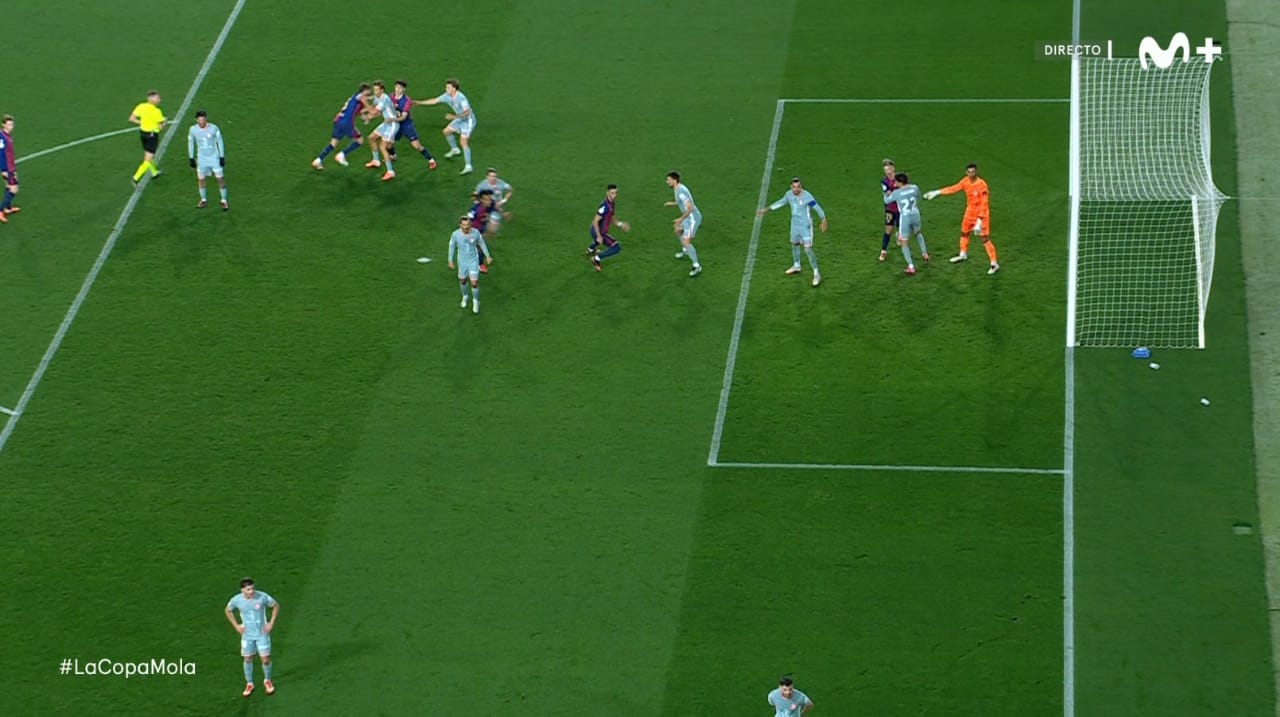 فضيحة تحكيمية في مواجهة برشلونة وأتلتيكو بكأس إسبانيا.. فيديو