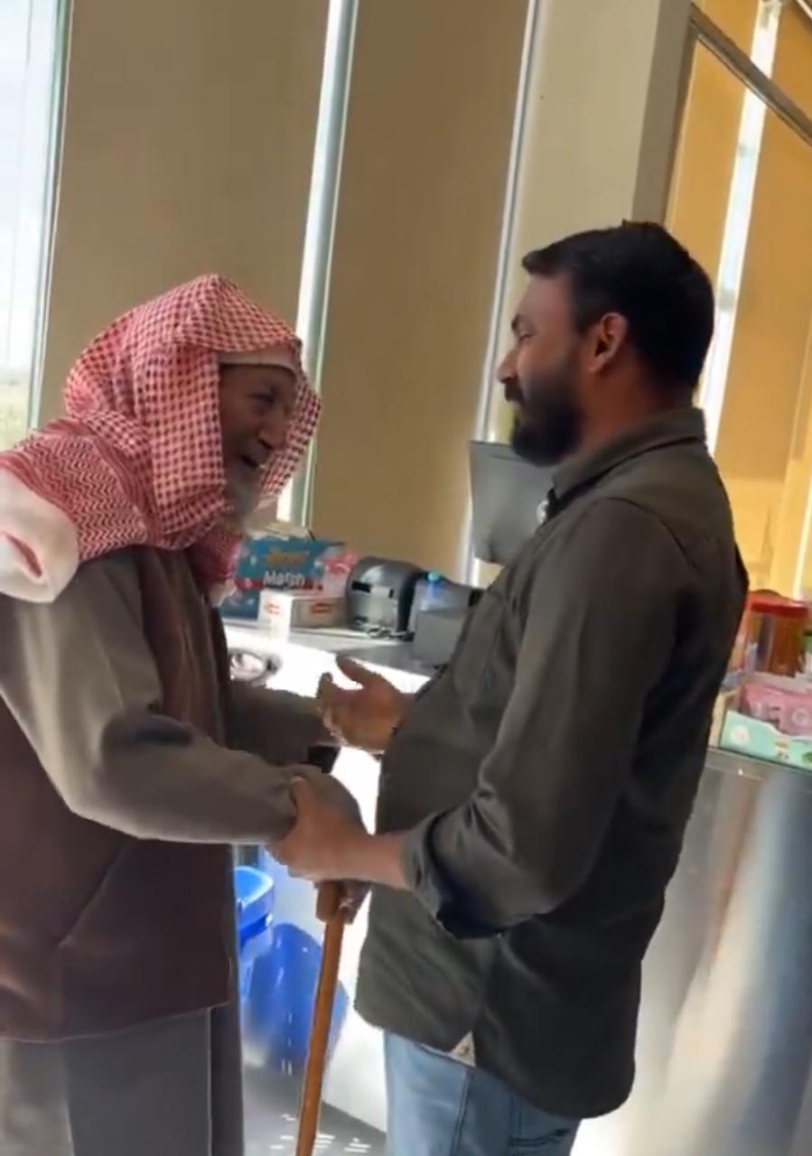 شاب يلتقي بعامل كان يعرفه والده منذ 8 أعوام ويستقبله بالأحضان والقبلات .. فيديو