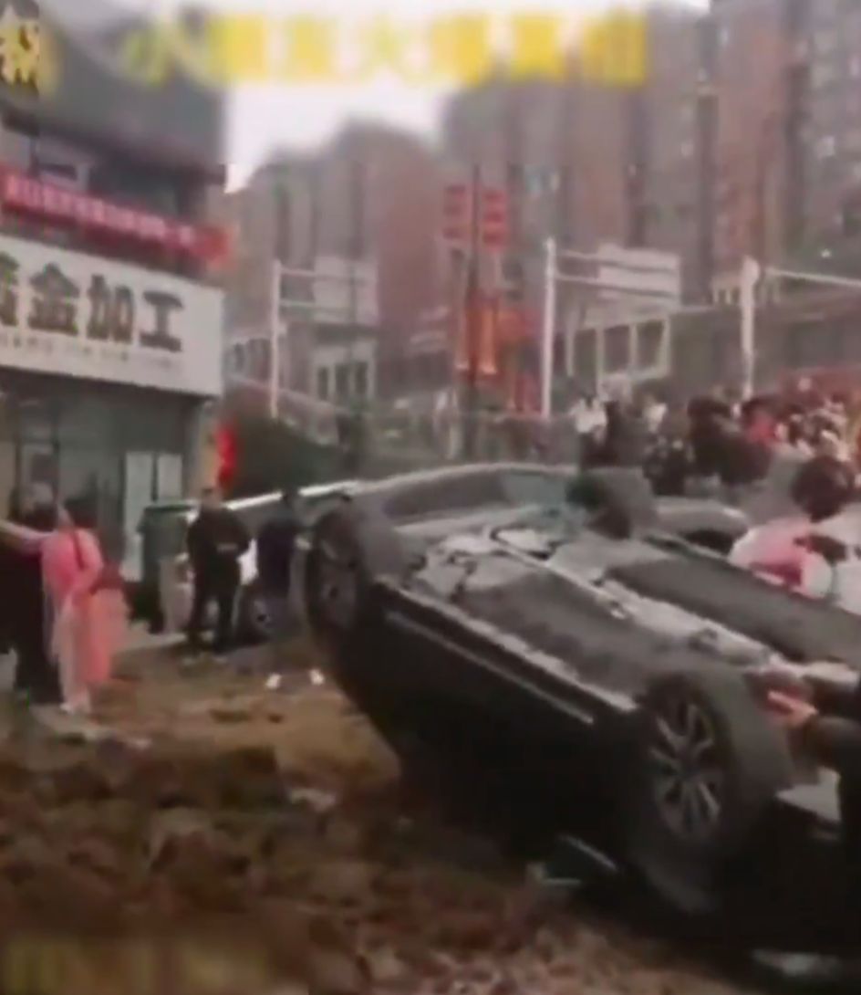 انفجار مروع في حفرة بالصرف الصحي في الصين بسبب طفل .. فيديو