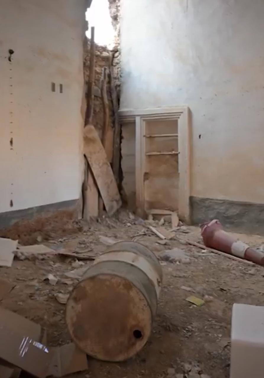 معلم وطالبه يعودان إلى فصلهما الطيني في الأفلاج ويستذكران فرحة الأمطار .. فيديو