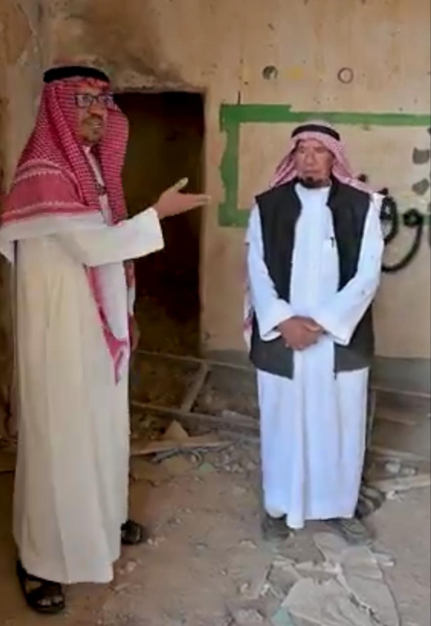 معلم وطالبه يعودان إلى فصلهما الطيني في الأفلاج ويستذكران فرحة الأمطار .. فيديو