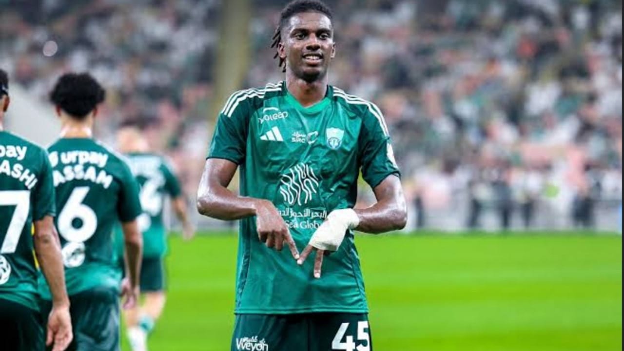 مشجع أهلاوي يطالب عبدالكريم دارسي بالتجديد .. فيديو