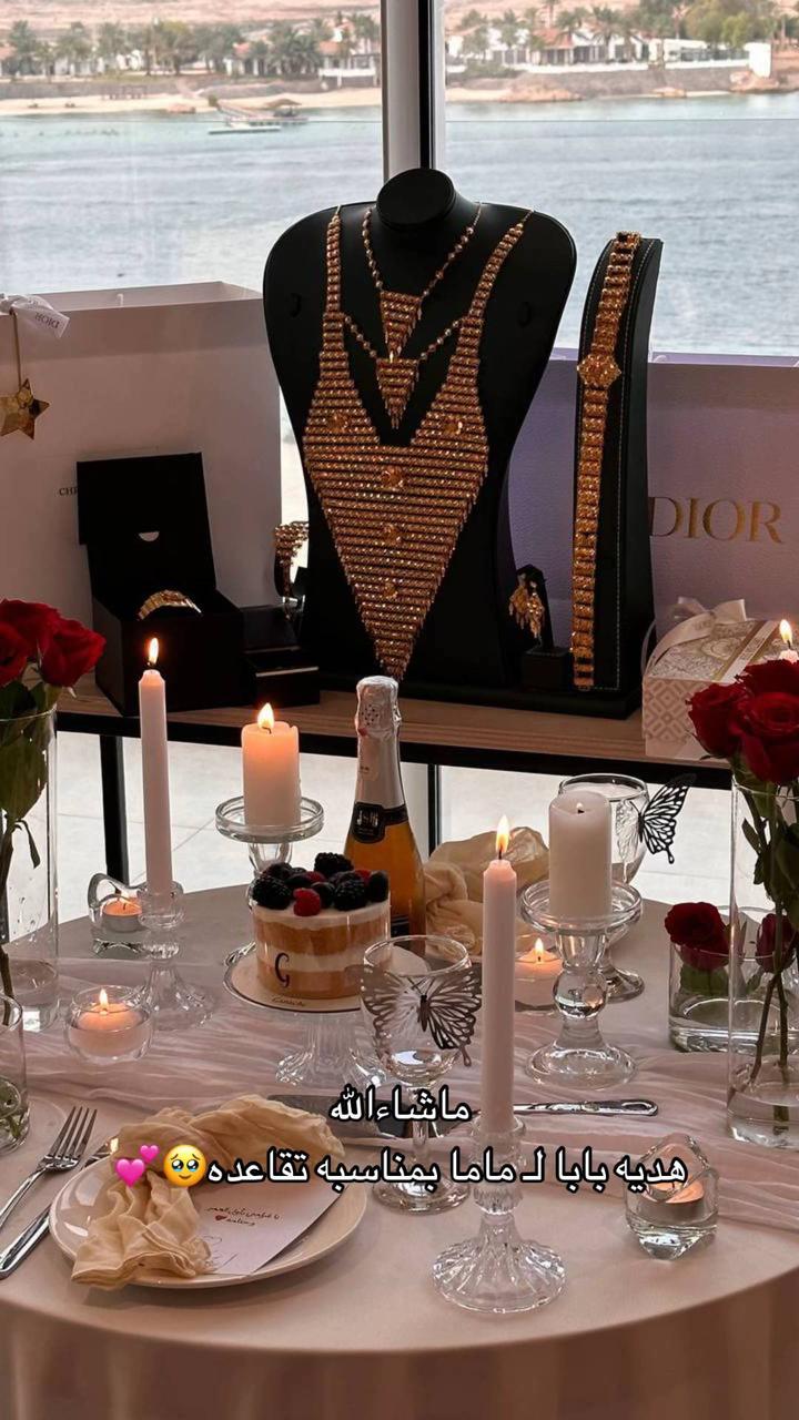 فتاة توثق هدايا فخمة من والدها لوالدتها بمناسبة تقاعده.. صور