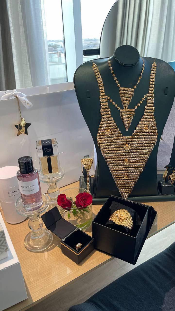 فتاة توثق هدايا فخمة من والدها لوالدتها بمناسبة تقاعده.. صور