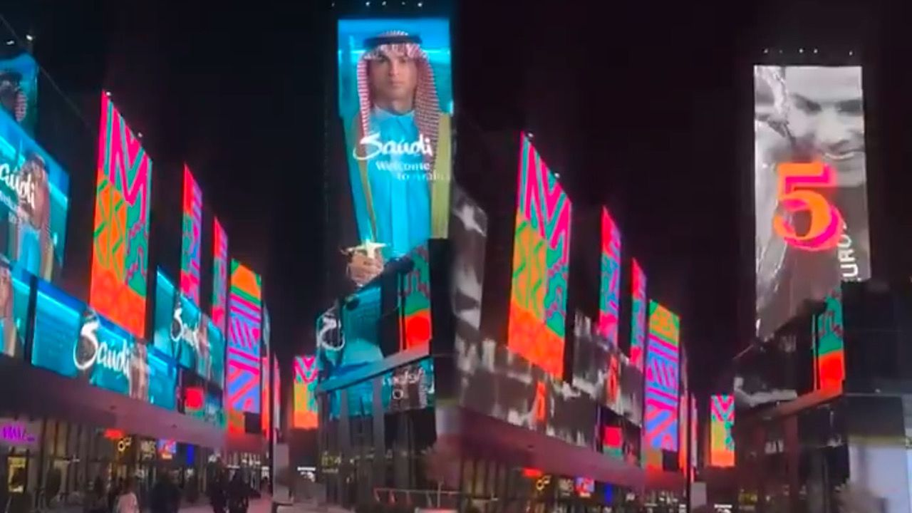 شاشات البوليفارد سيتي تتزين بصور رونالدو بمناسبة عيد ميلاده.. فيديو