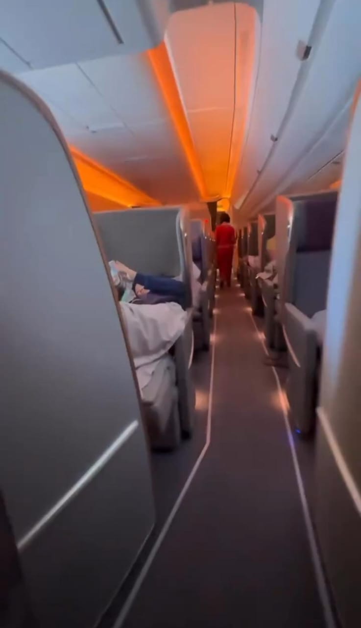 الفرق بين الدرجة السياحية ودرجة رجال الأعمال في الطائرة.. فيديو