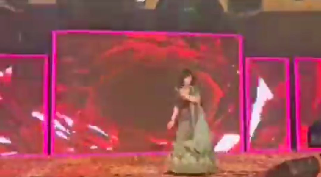 لحظة صادمة لسقوط فتاة بسبب نوبة قلبية على المسرح .. فيديو