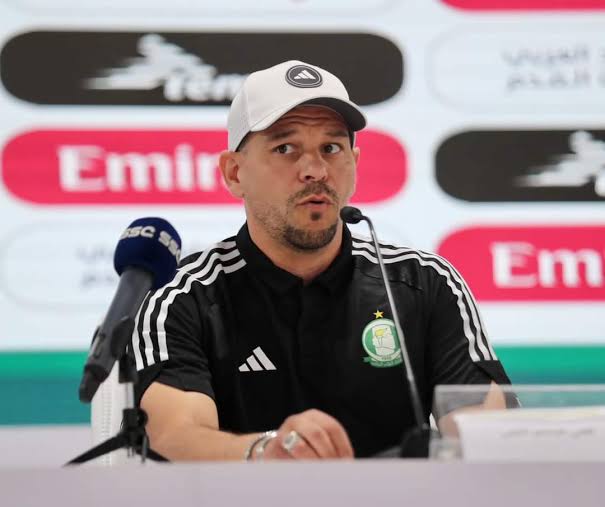 مدرب تونسي يقطع مؤتمرا صحفيا للرد على والدته.. فيديو