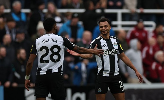 نيوكاسل يتغلب على نوتنغهام برباعية