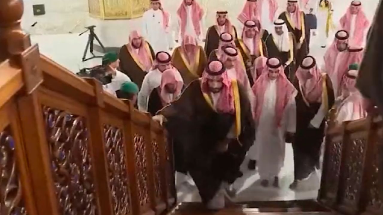 الروقي يوضح بروتوكولات القصر الملكي وكيف يستقبل ضيوفه ويرتب أفراده في الجلسة .. فيديو