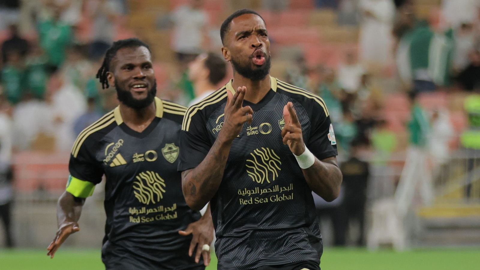 الأهلي يتغلب على القادسية برباعية .. فيديو وصور