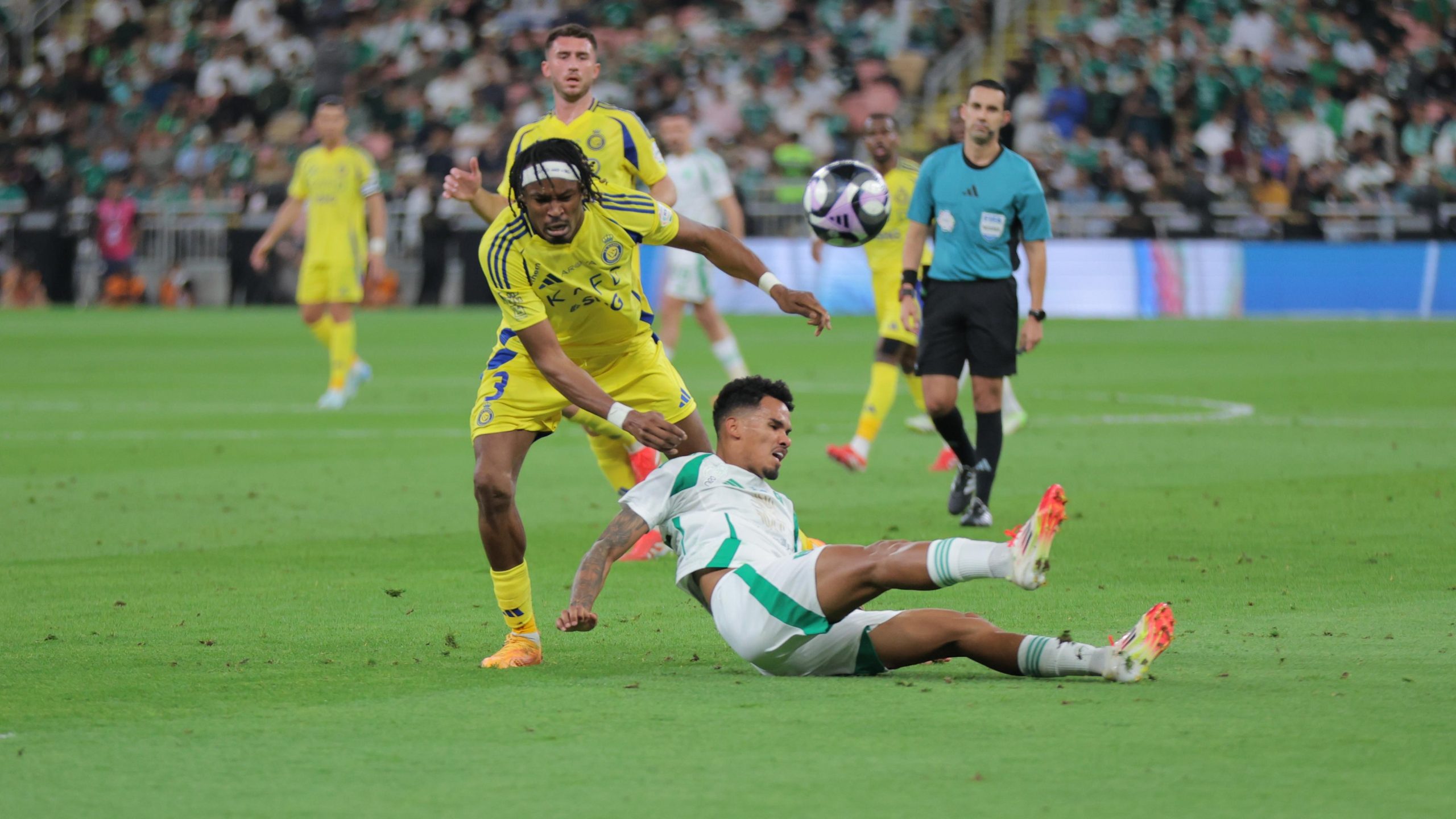 النصر يتخطى الأهلي بثلاثية .. فيديو وصور
