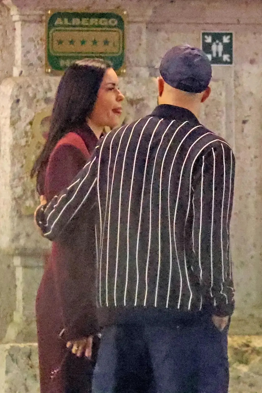 هجوم على كايل ووكر بعد ظهوره مع فتاتين في ملهى ليلي