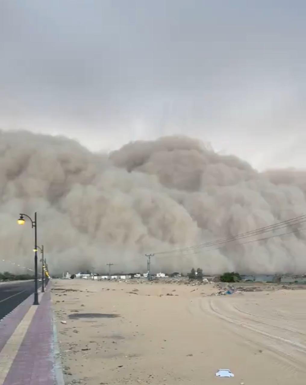 الأرصاد: الأتربة المثارة بوادي الدواسر نتيجة تيارات هابطة من سحب رعدية