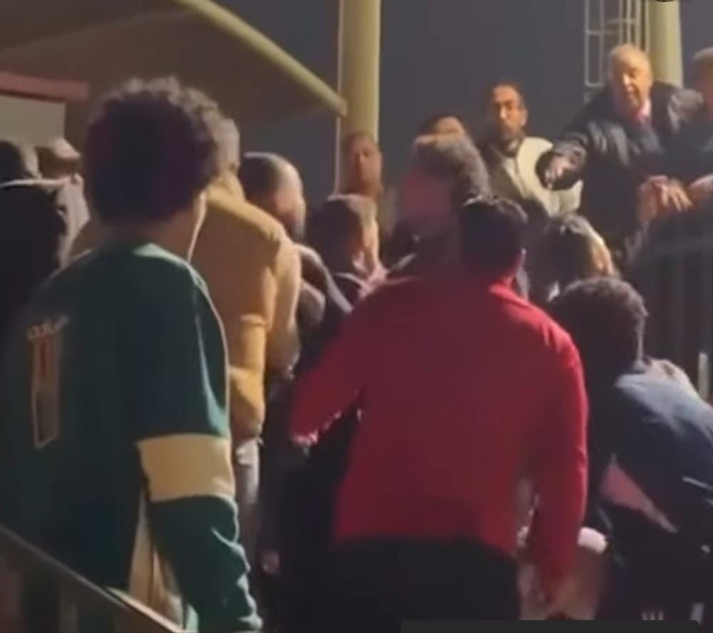 مشادة حادة بين نجم الأهلي المصري وعضو بالنادي .. فيديو