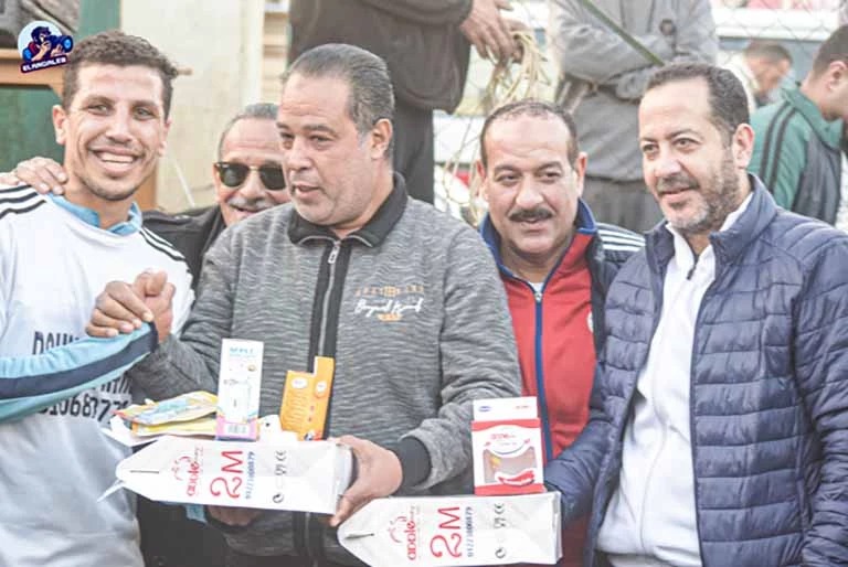 منح لاعب سكاتة أطفال كجائزة في دورة كرة قدم رمضانية.. صور