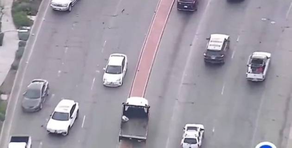 شاحنة مسروقة تصدم 13 سيارة وتنشر الفوضى في شوارع لوس أنجلوس.. فيديو