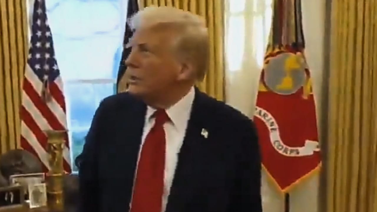 ترامب يسخر من زر الكوكاكولا الدايت: الجميع يظنه الزر النووي! .. فيديو