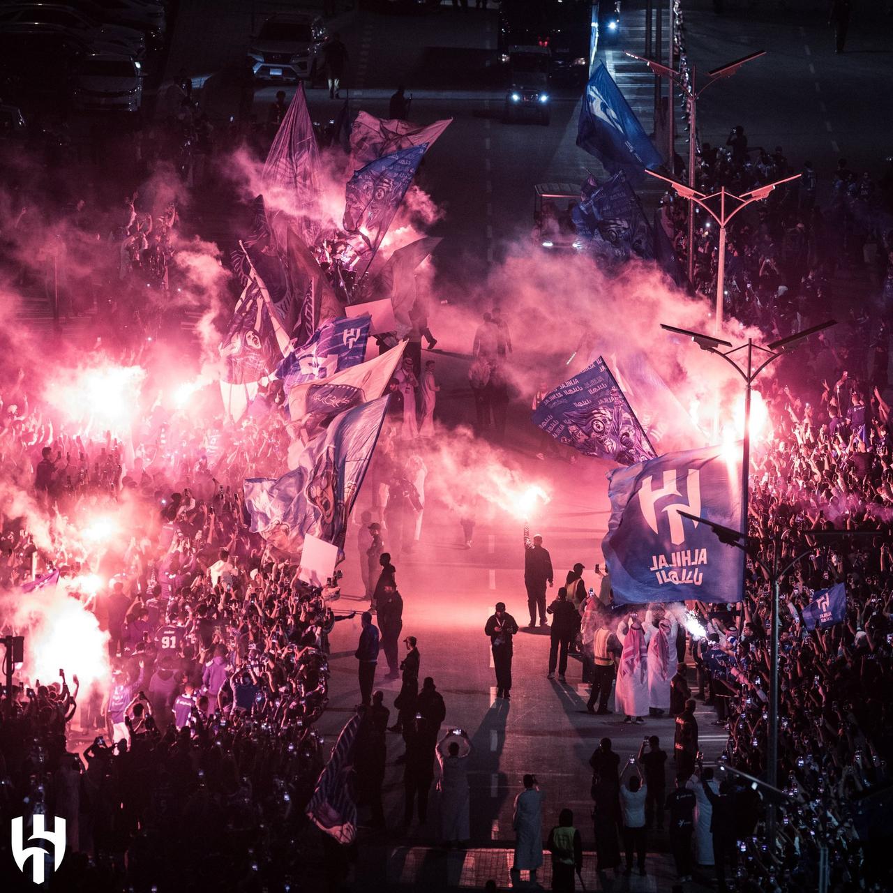 الصحف العالمية تتغنى باسم الهلال: الزعيم يعذب باختاكور.. صور