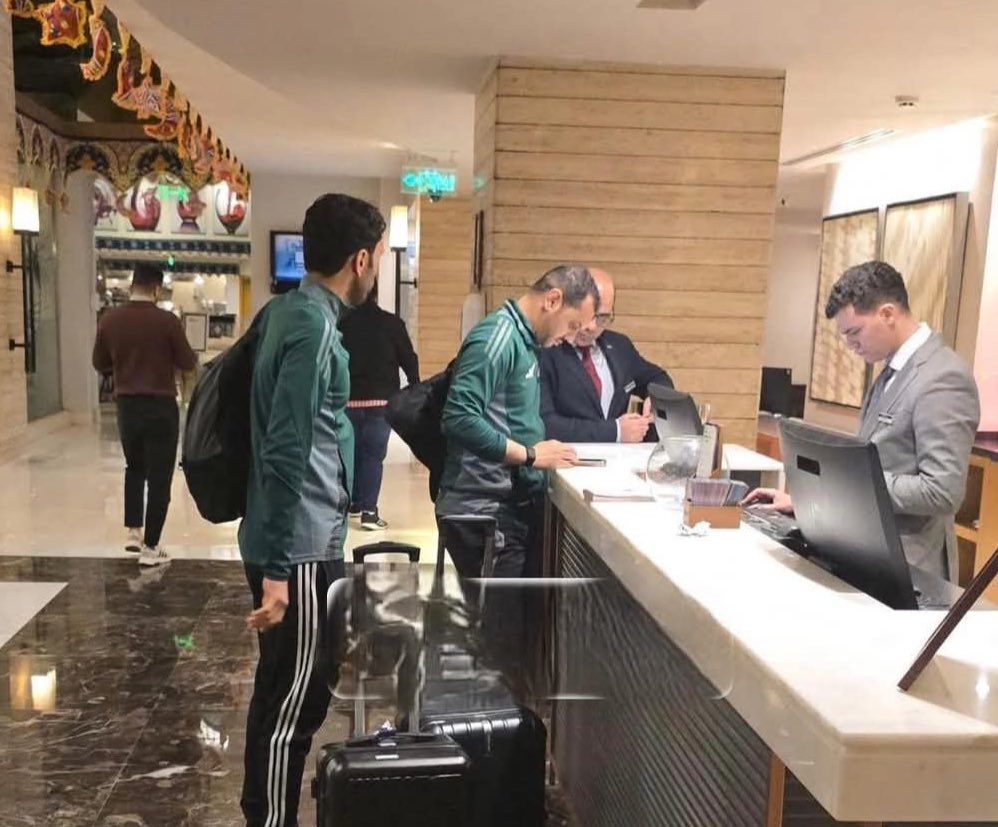 وصول محمد الهويش والحنفوش إلى القاهرة لقيادة مباراة الأهلي والزمالك الملغاة