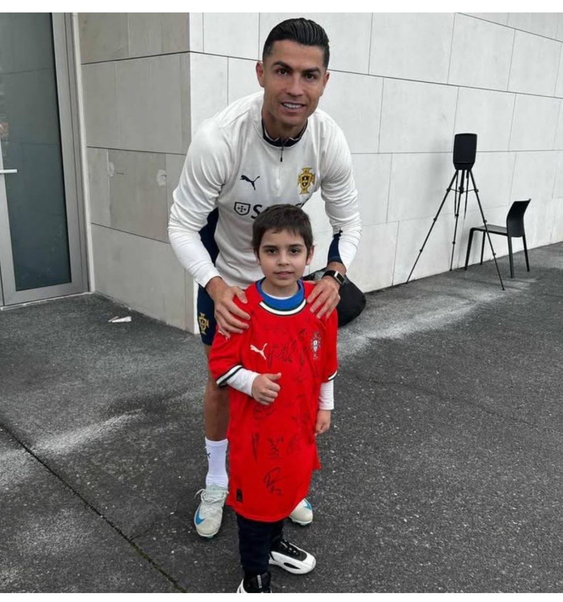 رونالدو يلبي حلم طفل مريض