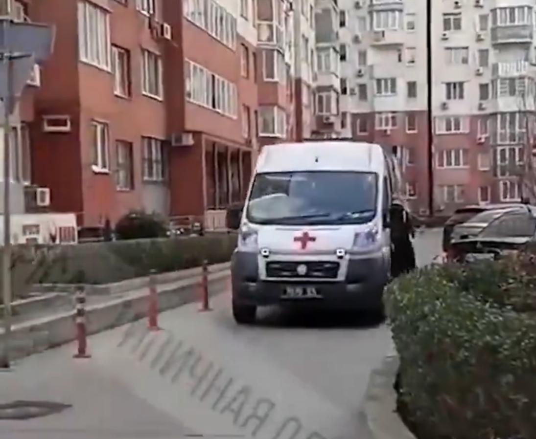 امرأة تنقذ زوجها من الاختطاف وتأخذه من أيدي المجرمين .. فيديو