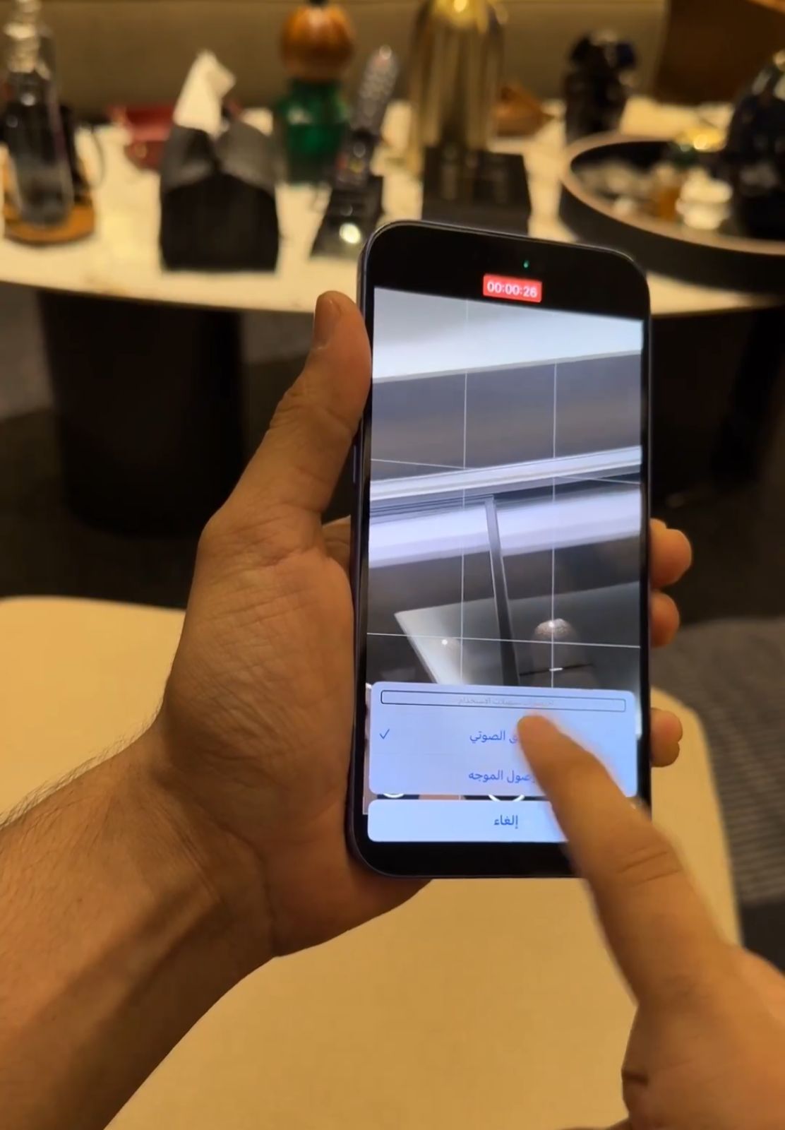 مختص يحذر من خاصية منتشرة تجعل جوالات الآيفون تصور والشاشة مغلقة .. فيديو