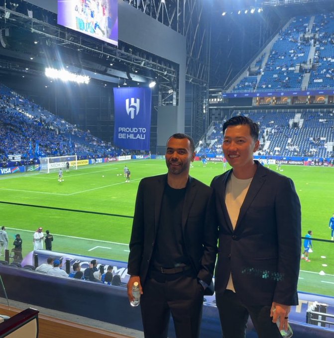 الإنجليزي آشلي كول خلال تواجده في مباراة الهلال وباختاكور .. فيديو