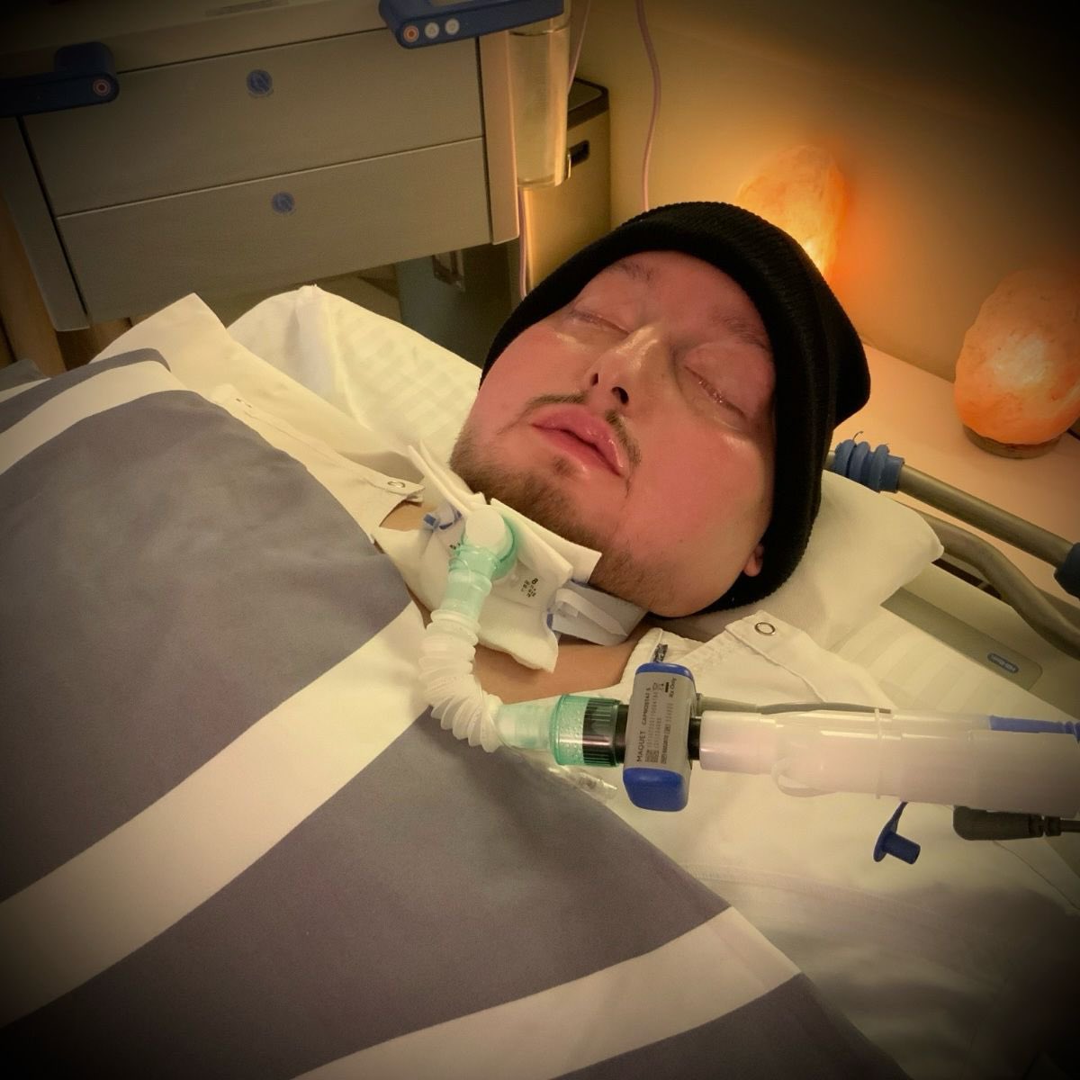 خالد بن طلال يؤدي صلاة التهجد ليلة 29 عند ابنه الوليد.. فيديو