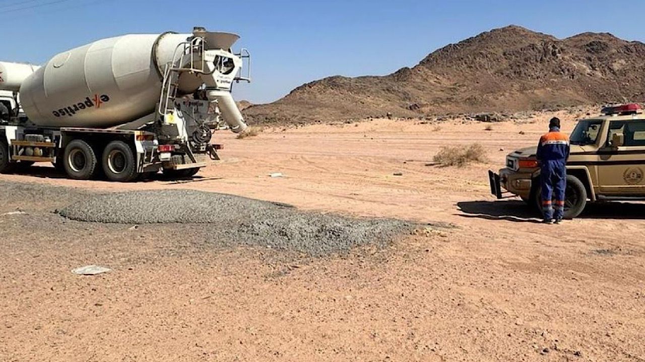 ضبط مقيم لتفريغ مواد خرسانية في المدينة المنورة